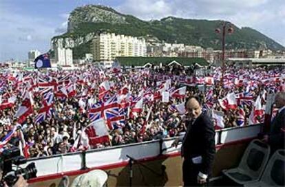 Peter Caruana frente a manifestantes en Gibraltar