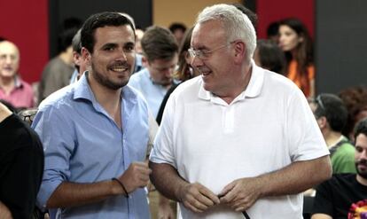 Alberto Garzón y Cayo Lara en el Círculo de Bellas Artes de Madrid.