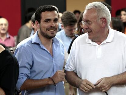 Alberto Garz&oacute;n y Cayo Lara en el C&iacute;rculo de Bellas Artes de Madrid.