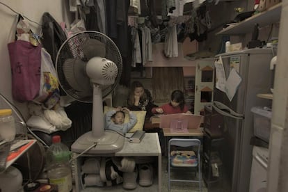 Li Suet-wen y sus hijos viven en una habitación de 36 metros cuadrados, amueblada con una litera, un sofá pequeño, una nevera, una lavadora y una pequeña mesa en un envejecido edificio sin escaleras, pagando 580 dólares al mes en alquiler y servicios públicos, casi la mitad de lo que gana trabajando en una panadería.