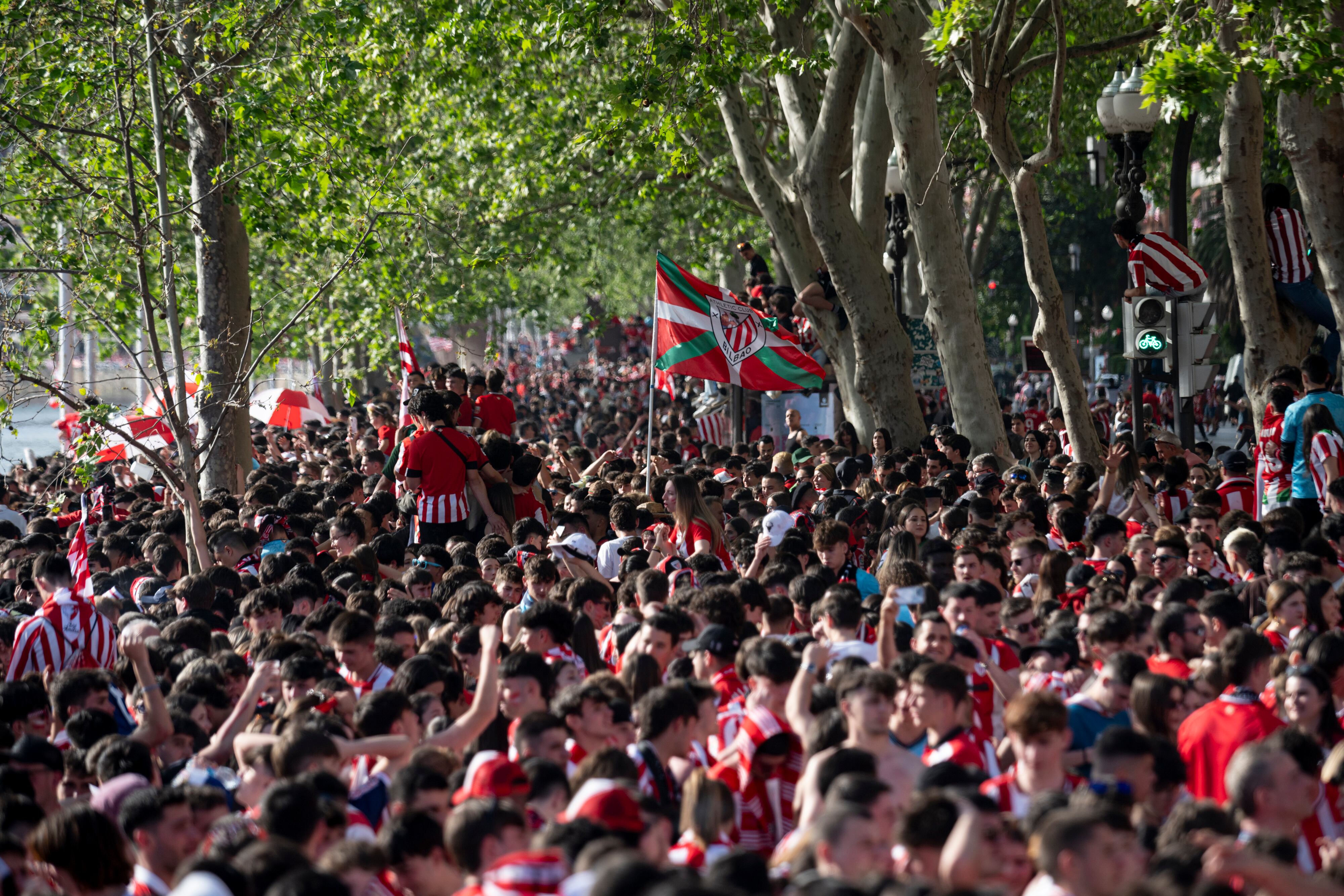 Seguidores del Athletic esperan la llegada de los jugadores. 