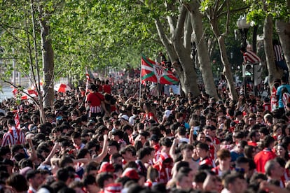 Seguidores del Athletic esperan la llegada de los jugadores. 