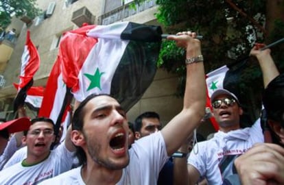 Manifestantes sirios ondean la bandera nacional de su país