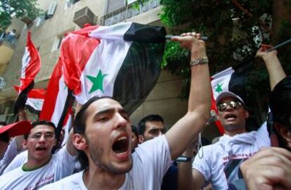 Manifestantes sirios ondean la bandera nacional de su país