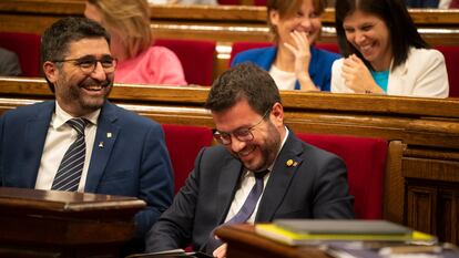 El vicepresidente de la Generalitat y 'conseller' de Políticas Digitales e Infraestructuras, Jordi Puigneró, y el presidente de la Generalitat, Pere Aragonès, en la primera sesión del debate de política general, este martes, en el Parlamento catalán.