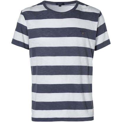 Las camisetas marineras son un buen regalo para "padres modernos". Este modelo de maxi rayas es de Gant (39 euros).