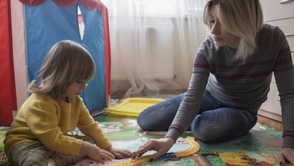 Irina juega con su nieto Ian, hijo de Sasha, en su casa. 