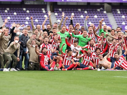 La plantilla del Atlético de Madrid celebra el título sobre el césped del José Zorrilla este sábado.