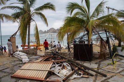 Restos de un restaurante tras el paso del huracán Newton en Los Cabos, México, 6 de septiembre.