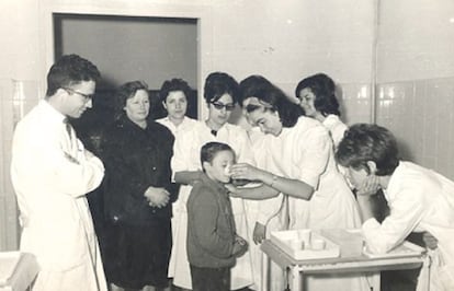 Rafael Nájera, en un entrenamiento de voluntarias para la vacunación antipoliomielítica en León, en 1963.