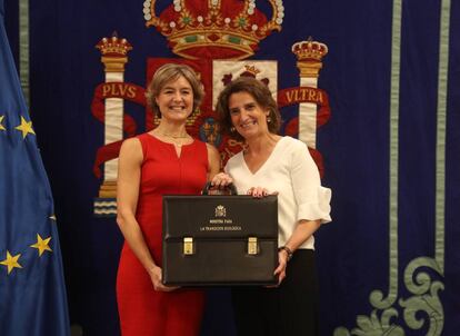 La nueva ministra de Transición Ecológica, Teresa Ribera, recibe la cartera de junto a Isabel García Tejerina.