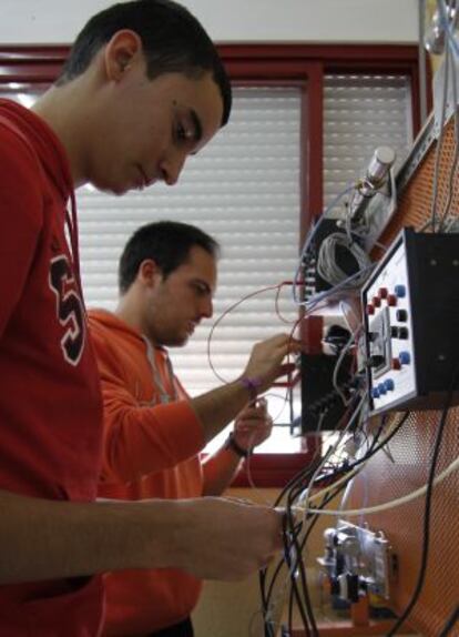 Alumnos de FP en un instituto de Camas.