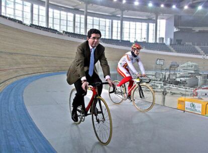 Jaume Matas pedalea en febrero de 2007 en la pista del velódromo Palma Arena, ahora bajo investigación.