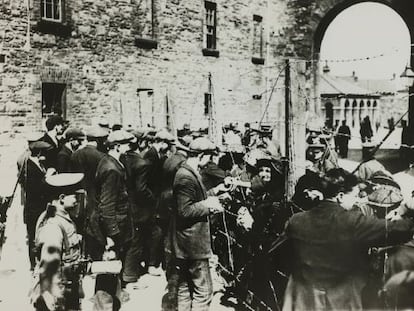 Comienzo de la insurrección irlandesa del lunes de Pascua de 1916.