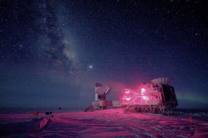 Imagen nocturna del telescopio BICEP2, instalado en la base antártica Amundsen Scott, con la Vía Láctea al fondo, donde los científicos dicen haber detectado huellas del Big Bang.