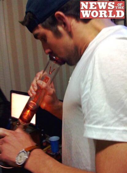 Imagen sacada de la página del 'News of the World' del nadador Michael Phelps fumando una pipa de hachis.