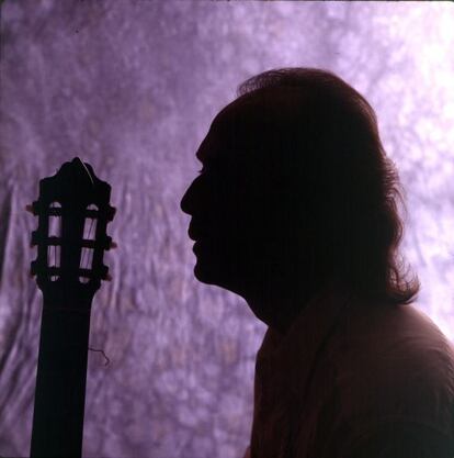 Retrato a contraluz de Paco de Luc&iacute;a junto a su guitarra en 1994.