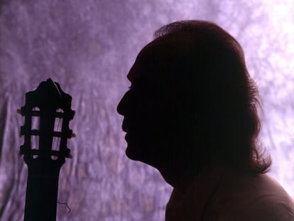 Retrato a contraluz de Paco de Luc&iacute;a junto a su guitarra en 1994.