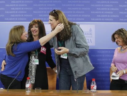 Dos transexuales andaluzas (en el centro) celebran la ley con dos parlamentarias de PSOE e IU.