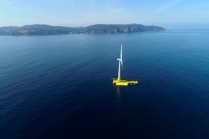 Imagen de Demosath, el primer aerogenerador marino flotante de España, en el Golfo de Vizcaya.