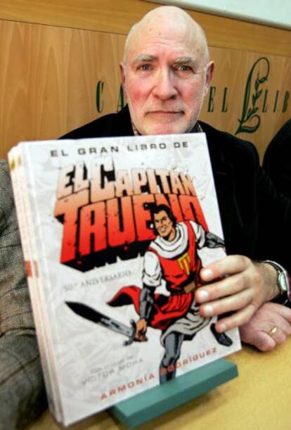 Víctor Mora, con un libro de El Capitán Trueno en 2006.