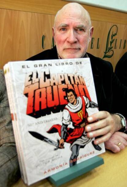 V&iacute;ctor Mora, con un libro de El Capit&aacute;n Trueno en 2006.