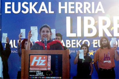 Marije Fullaondo, cabeza de cartel de HZ, y otros candidatos muestran en Hendaya papeletas de la lista anulada.