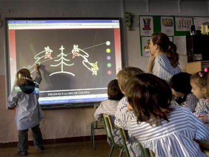 Alumnos de un colegio de Vilassar de Dalt (Barcelona) utilizan una pizarra digital.