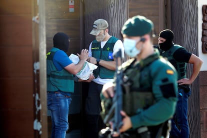 Agentes de la Guardia Civil durante el operativo desplegado el pasado mes de junio contra la banda de los 'Castaña'.