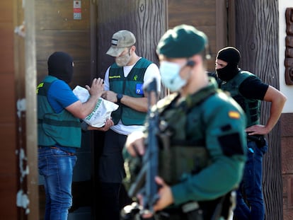 Guardias Civiles recogen documentación en una operación contra el narco de hace meses en la provincia de Cádiz.