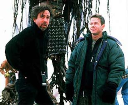 Tim Burton y Mark Wahlberg, en el rodaje de <b></b><i>El planeta de los simios.</i>