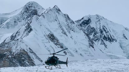 Un helicóptero sobrevuela la base del K2. 