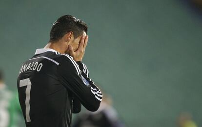 Cristiano Ronaldo se lamenta durante el partido de fútbol de la Liga de campeones contra Ludogorets.