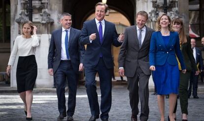 El primer ministro británico, David Cameron, con nuevos miembros conservadores del Parlamento: Tania Mathias, Craig Tracey, Derek Thomas, Andrea Jenkyns y Kelly Tolhurst.