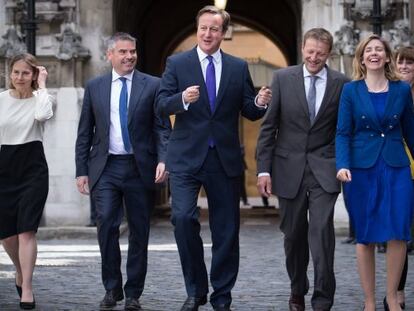 El primer ministro brit&aacute;nico, David Cameron, con nuevos miembros conservadores del Parlamento: Tania Mathias, Craig Tracey, Derek Thomas, Andrea Jenkyns y Kelly Tolhurst.