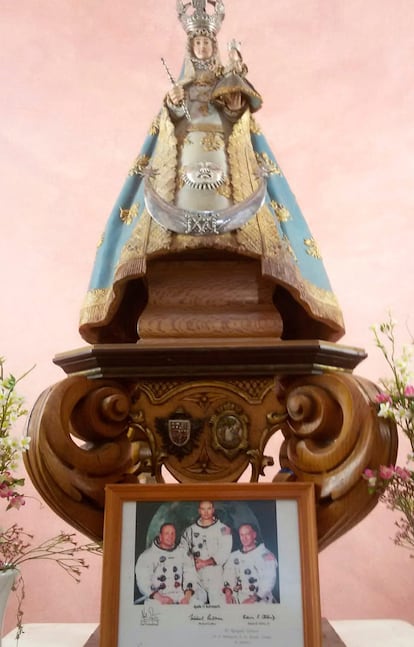 Imagen de la Virgen de Luna junto a la foto firmada de los tres astronautas que viajaron en el 'Apollo 11'.