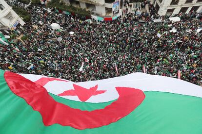Una multitud protesta este viernes en contra del presidente argelino, Abdelaziz Bouterfika, en Argel (Argelia), el 22 de marzo de 2019.