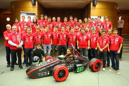 Estudiantes y profesores de Ingenieros de Bilbao con el nuevo modelo que llevarán a Silverstone.