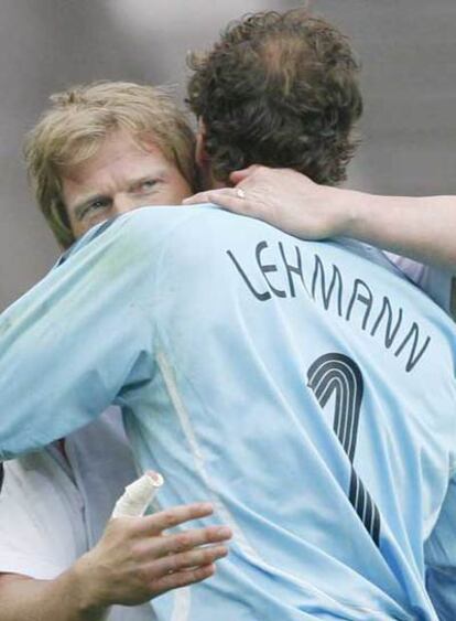Kahn se abraza a Lehmann tras un partido de Alemania.