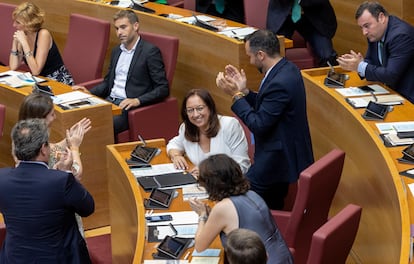 La diputada de Vox Llanos Massó ha sido elegida este lunes presidenta de Las Cortes Valencianas con el respaldo de 53 votos, que se corresponden con los 40 diputados que tiene el PP en el hemiciclo y los 13 del grupo Vox.
