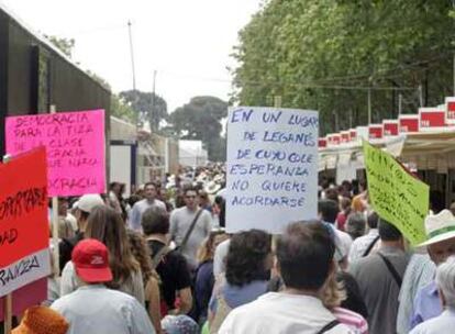 Padres y niños del colegio público Trabenco protestan en la Feria del Libro contra Esperanza Aguirre.