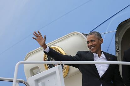 El presidente de EE.UU Barack Obama saluda antes de viajar a Cuba.