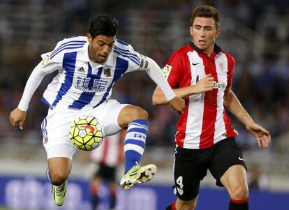 Vela controla el bal&oacute;n ante Laporte.