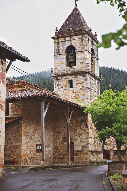 La iglesia de San Juan Bautista está en la plaza, frente al asador.