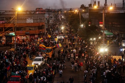 Manifestantes aplauden la llegada de un grupo de indígenas que respaldan las protestas contra las medidas de austeridad del gobierno del presidente de Ecuador, Lenin Moreno, en Quito. 
