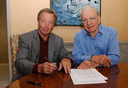 Rupert Murdoch (derecha), junto a Eric Licoys, ayer en Londres, durante la firma del acuerdo.