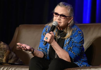 La actriz Carrie Fisher habla en la Comic Con de 2016, en Chicago.