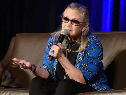 La actriz Carrie Fisher habla en la Comic Con de 2016, en Chicago.