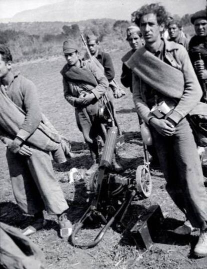 Soldados con una ametralladora Màxim en el valle de Meià, en 1938.