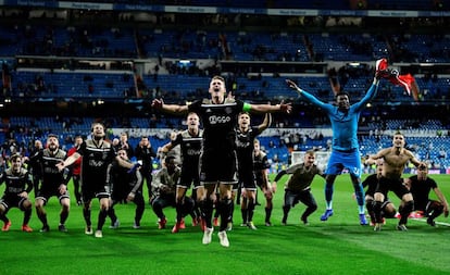 Los jugadores del Ajax celebran su hazaña en el Bernabéu.